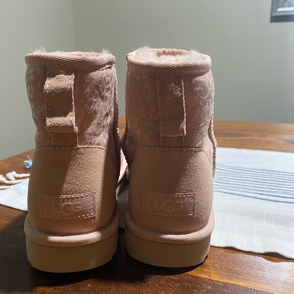 W Classic Mini Snow Leopard Ugg Boots - Picture 2 of 4